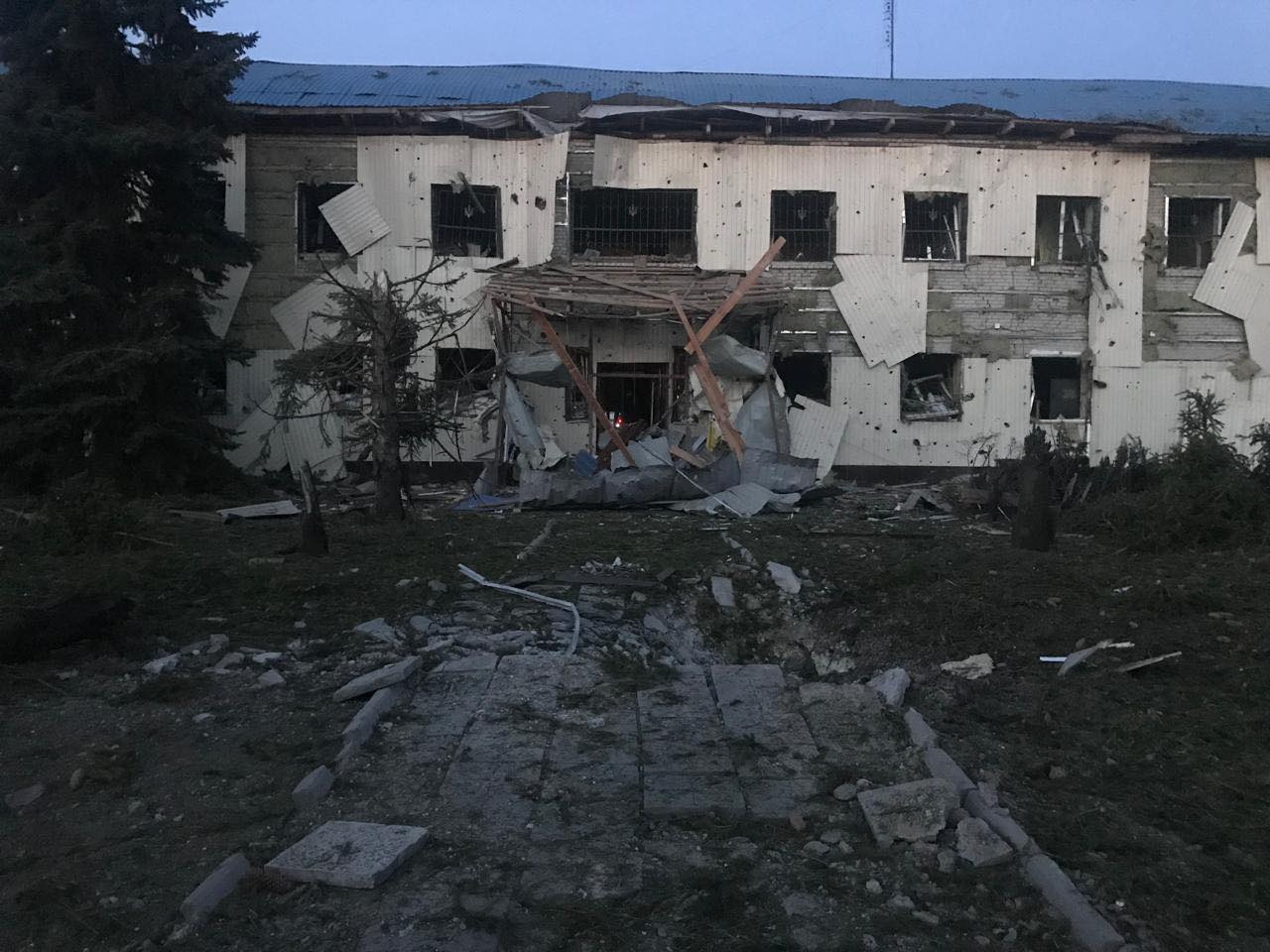 6 травня, після Великодня, о 02:30 ранку авіацією ворога здійснено чотири удари по селищу Золочів, Богодухівського району. Цей обстріл вже другий за місяць. Напередодні, 4 травня, окупанти КАБами поцілили в центр селища. Тоді загинули двоє цивільних осіб.