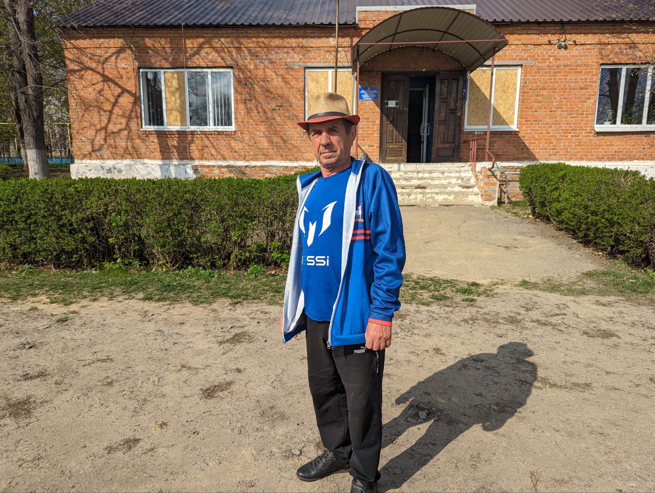 Ганна Щипанова, Віта Голобородько, Оксана Погрібняк та Оксана Юхно гребуть минулорічне листя, щоб у селі ставало затишніше. Хоч до кордону тут пара кілометрів. Олександрівці Іван Дмитрович Саприкін забиває дірки в асфальтівці подрібненою цеглою. 