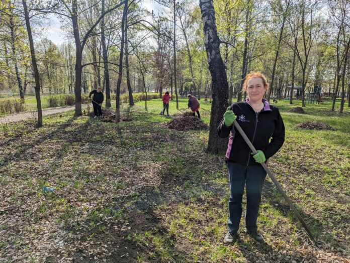 В місцевому парку Ганна Щипанова, Віта Голобородько, Оксана Погрібняк та Оксана Юхно гребуть минулорічне листя, щоб у селі ставало затишніше. Хоч до кордону тут пара кілометрів і летить звідти майже щодня.